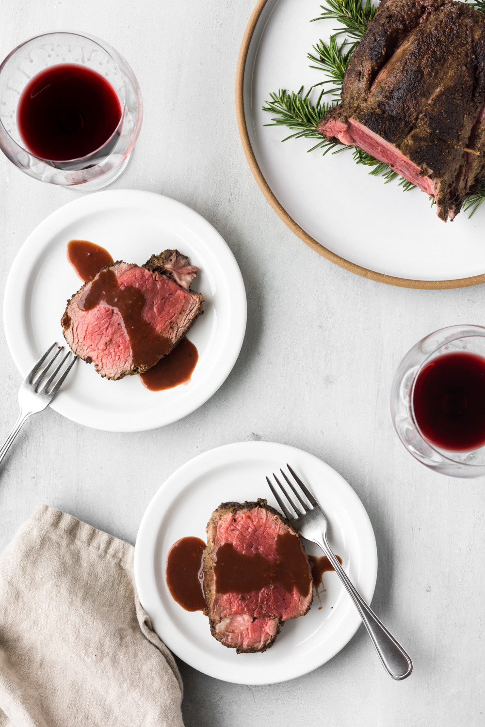 porcini crusted roasted beef tenderloin with red wine sauce - With Spice